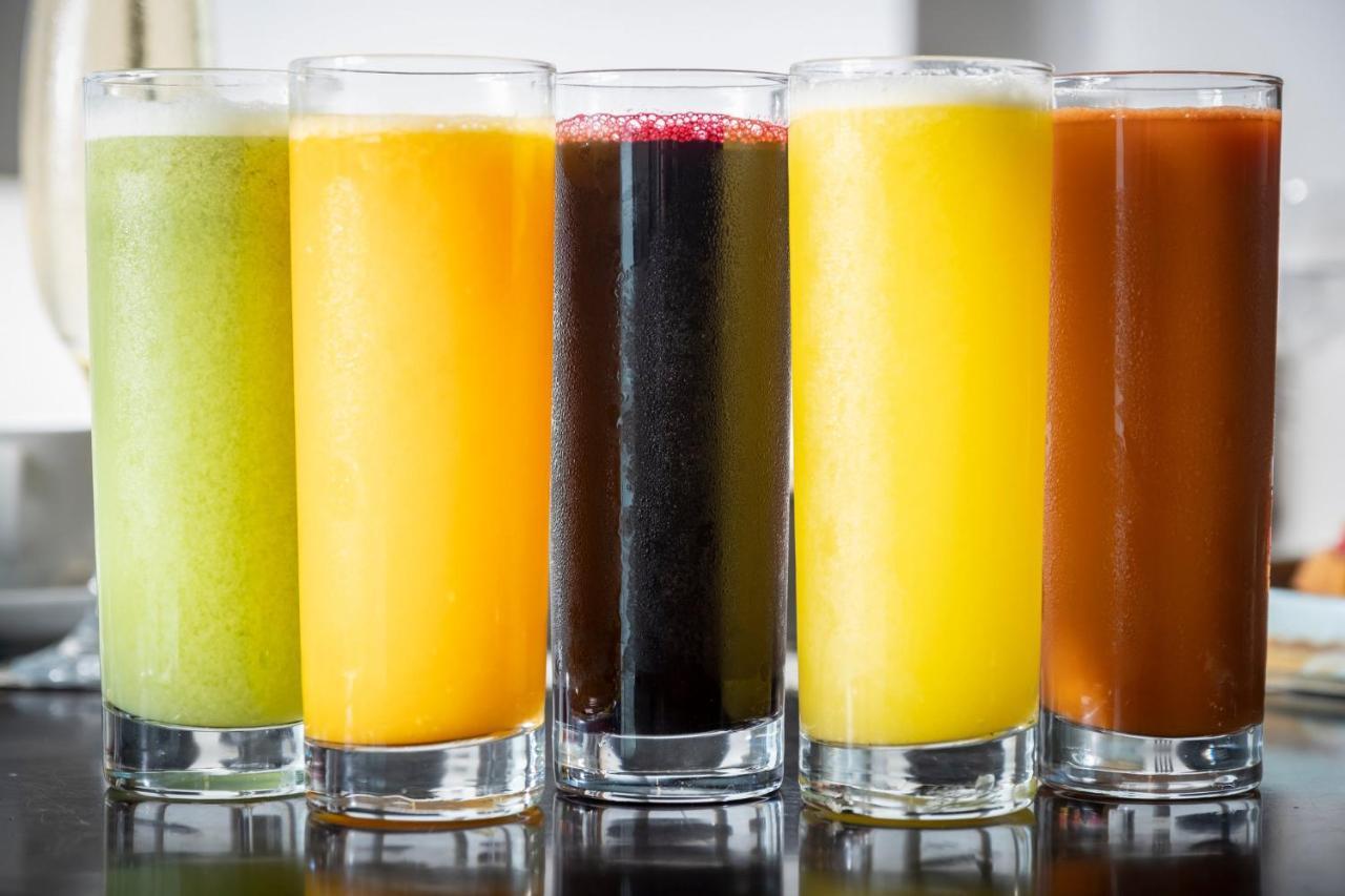 فندق كيمبتون إي بي اي سي ميامي المظهر الخارجي الصورة Various fruit juices