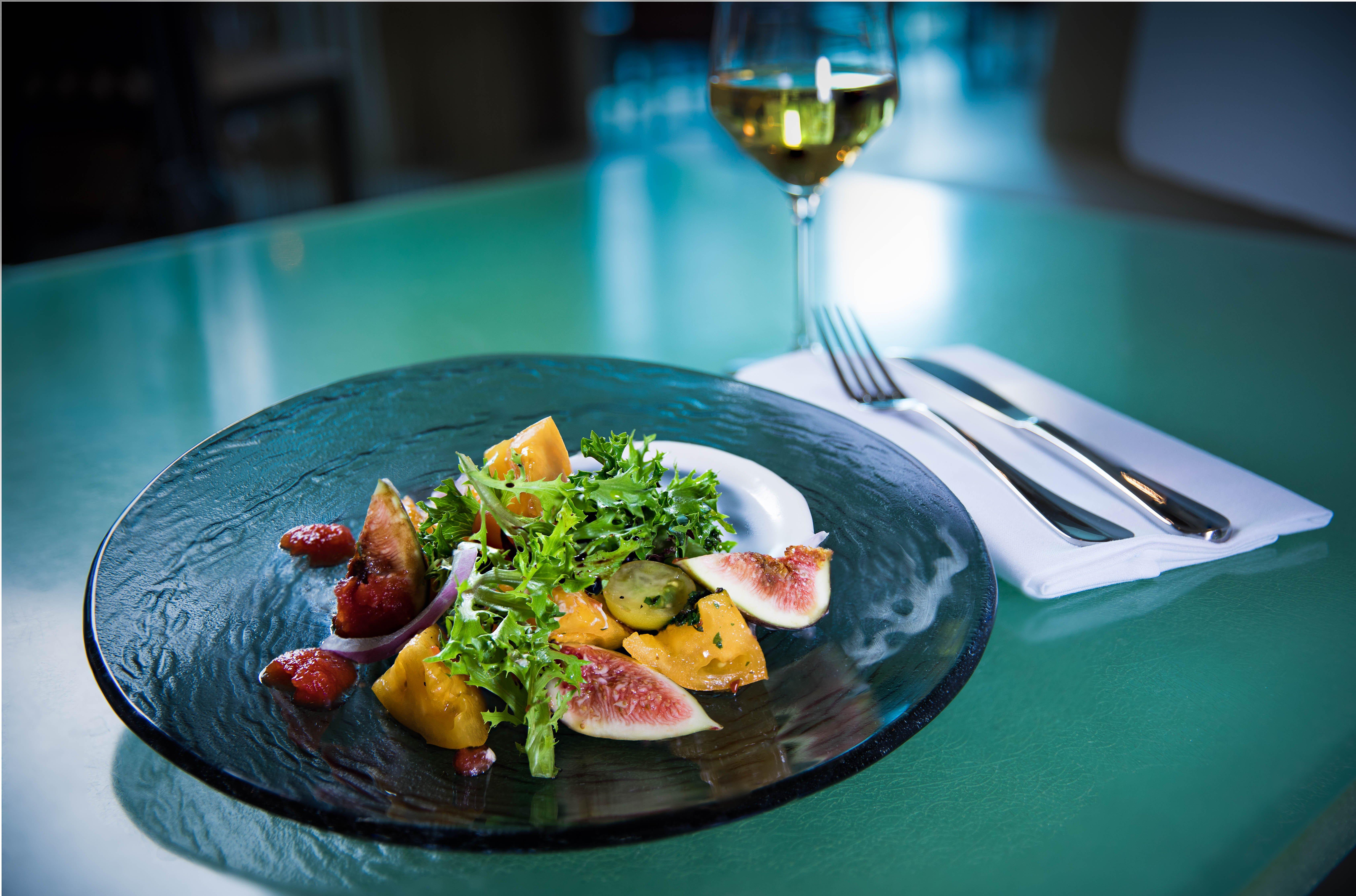 فندق كيمبتون إي بي اي سي ميامي المظهر الخارجي الصورة A salad with a glass of wine