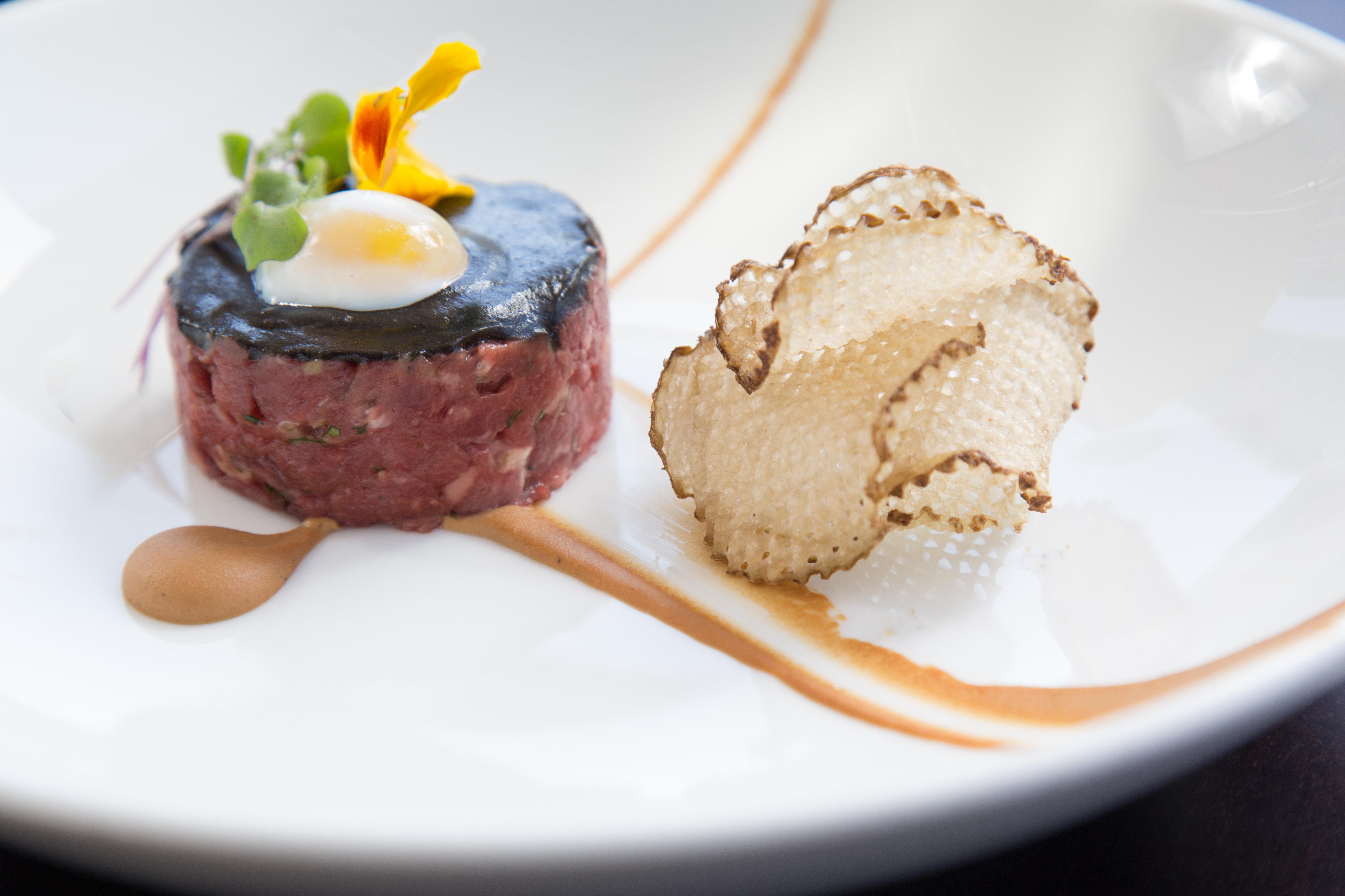 فندق كيمبتون إي بي اي سي ميامي المظهر الخارجي الصورة A dish of beef tartar with a slice of black truffle