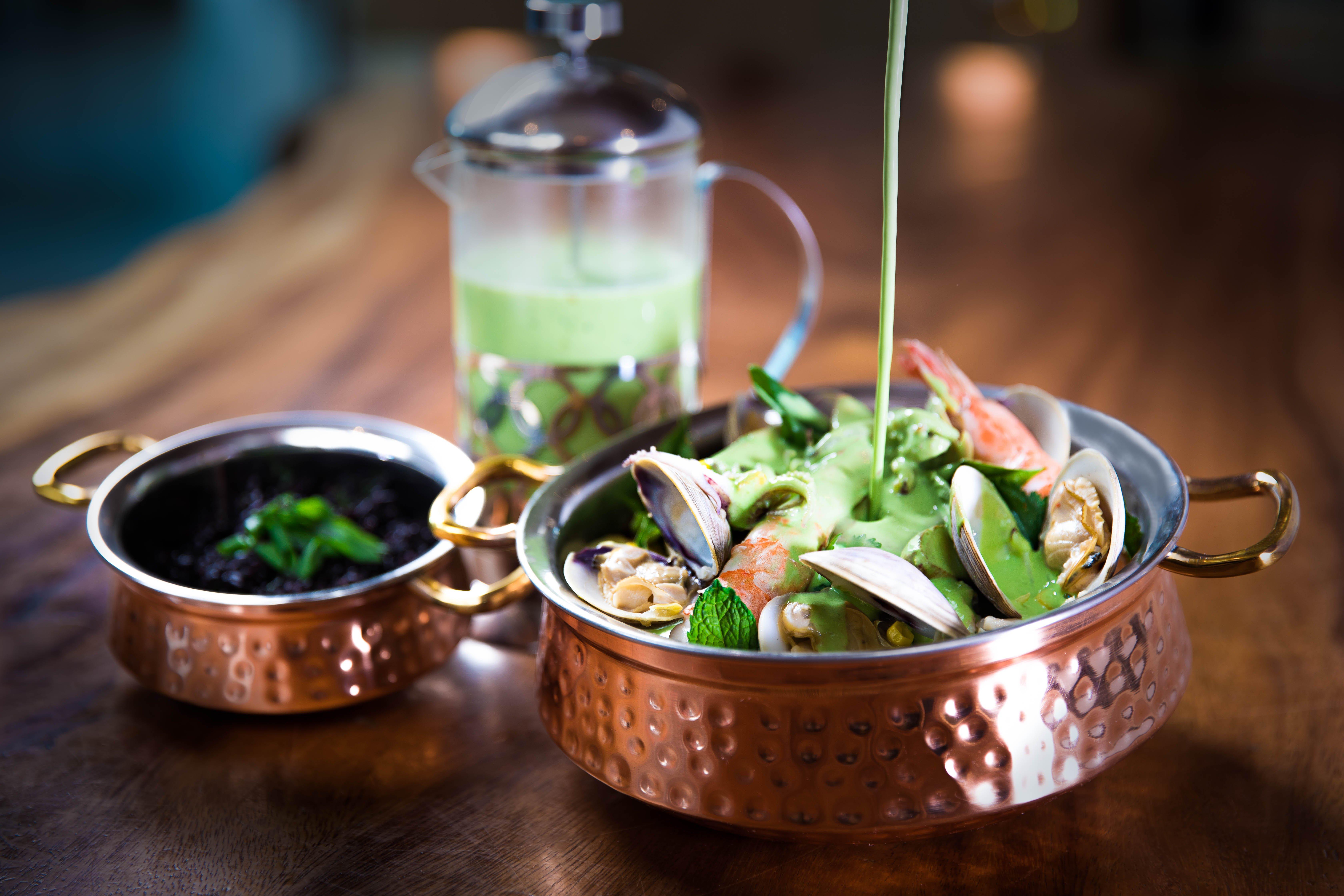 فندق كيمبتون إي بي اي سي ميامي المظهر الخارجي الصورة A salad being dressed with a vinaigrette